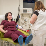 FOTO: Krev jako dar naděje. V nemocnici se k odběru přihlásilo i 17 prvodárců