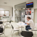 FOTO: Krev jako dar naděje. V nemocnici se k odběru přihlásilo i 17 prvodárců