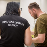 FOTO: Krev jako dar naděje. V nemocnici se k odběru přihlásilo i 17 prvodárců