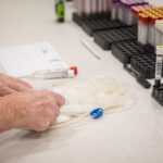 FOTO: Krev jako dar naděje. V nemocnici se k odběru přihlásilo i 17 prvodárců