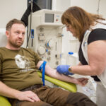 FOTO: Krev jako dar naděje. V nemocnici se k odběru přihlásilo i 17 prvodárců