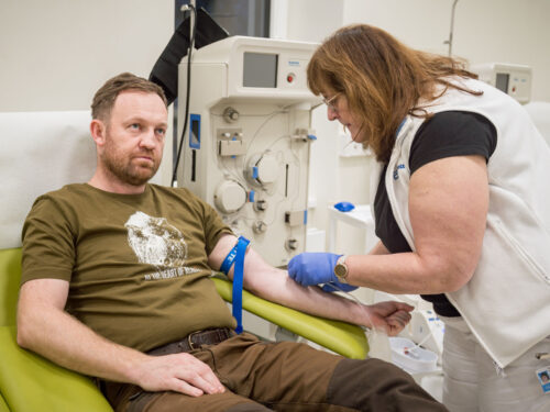 FOTO: Krev jako dar naděje. V nemocnici se k odběru přihlásilo i 17 prvodárců