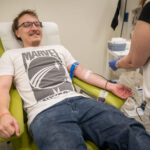 FOTO: Krev jako dar naděje. V nemocnici se k odběru přihlásilo i 17 prvodárců