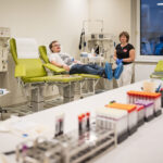 FOTO: Krev jako dar naděje. V nemocnici se k odběru přihlásilo i 17 prvodárců