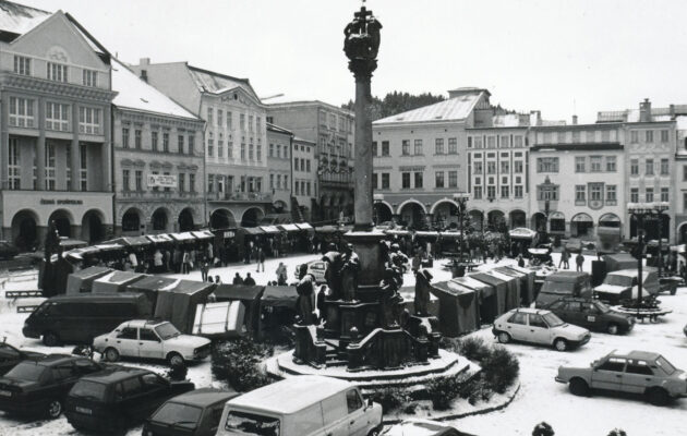 Proměny Trutnova (297): Vánoční trhy na Krakonošově náměstí roku 1999
