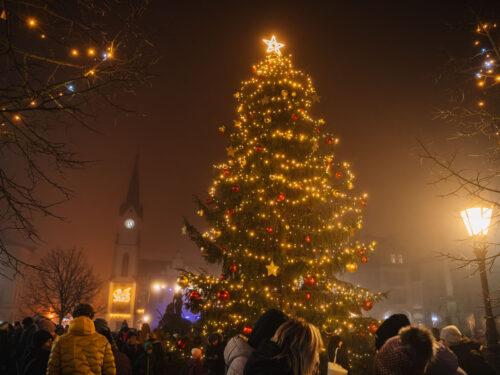 Trutnov rozsvítil vánoční strom, silvestrovský ohňostroj bude u Uffa