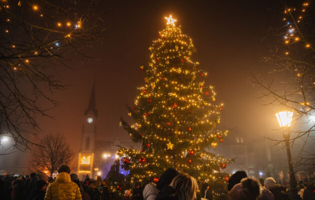 Trutnov rozsvítil vánoční strom, silvestrovský ohňostroj bude u Uffa
