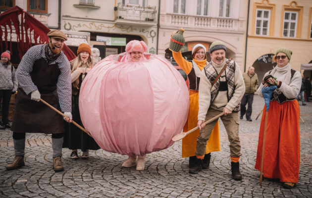 FOTO: Trutnovské náměstí provoněly vánoční zabijačkové hody