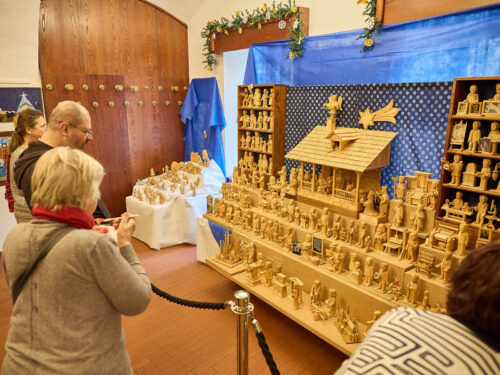 Betlémům ve Staré radnici dominuje třímetrový se slavnými osobnostmi