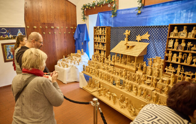 Betlémům ve Staré radnici dominuje třímetrový se slavnými osobnostmi