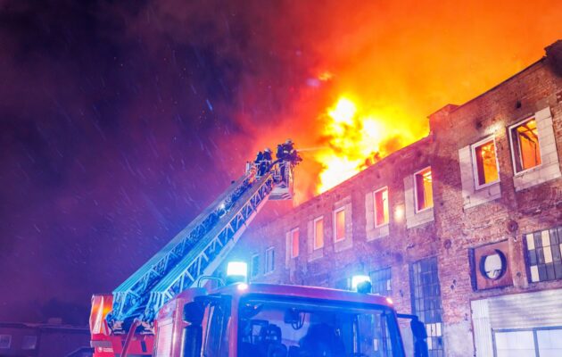 OBRAZEM: Požár budovy v Polské ulici způsobil desetimilionovou škodu
