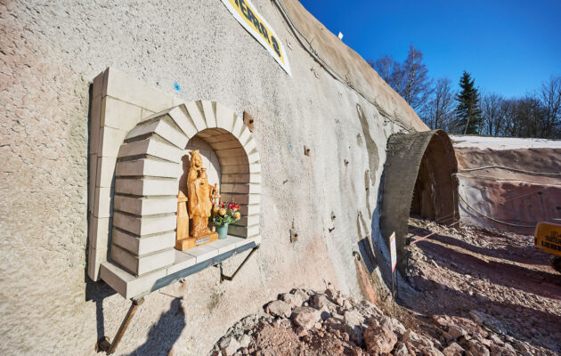 Slavnostní zahájení ražby tunelu Opevnění pro dálnici D11