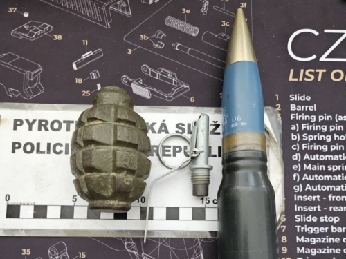 Lidé využívají zbraňovou amnestii. Na policii přinesli i torzo granátu F1