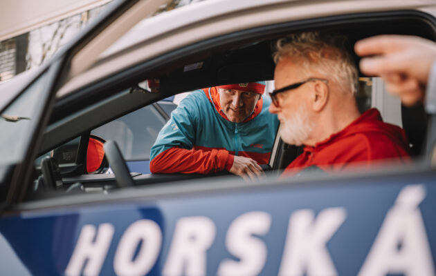 Osm elektromobilů Toyota bZ4X z Autostylu Trutnov pro Horskou službu ČR