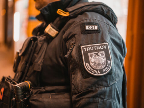 Trutnovští strážníci si v centru města posvítili na opilé mladistvé