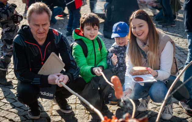 FOTO: Trutnovské „buřtování“ provonělo a zaplnilo náměstí