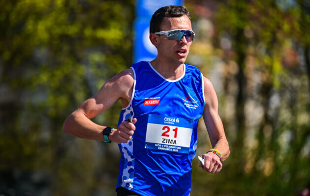 Běžec Matěj Zima na půlmaratonech v Pardubicích a Praze