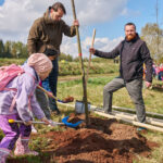 Malé ruce, velká věc. Na Kryblici přibyla alej ovocných stromů