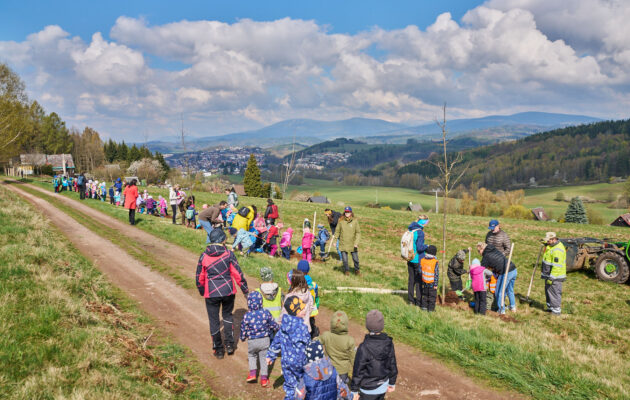Malé ruce, velká věc. Na Kryblici přibyla alej ovocných stromů