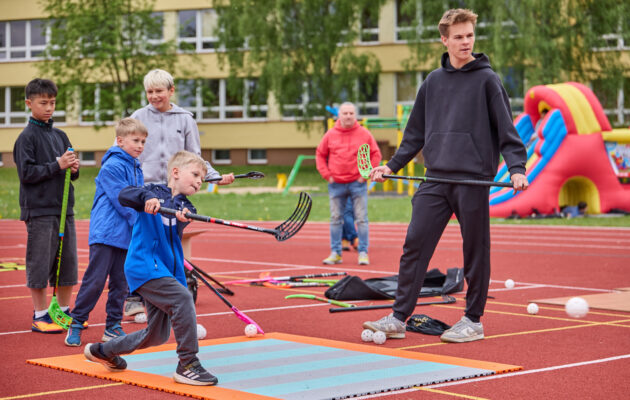 Florbalisté zakončili sezónu ve velkém. Oslavy s veřejností oživily Mládežku