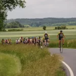 Když kolo pomáhá. Trutnov přivítal Zimovčákův charitativní peloton