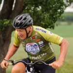 Když kolo pomáhá. Trutnov přivítal Zimovčákův charitativní peloton
