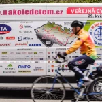 Když kolo pomáhá. Trutnov přivítal Zimovčákův charitativní peloton