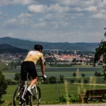 Když kolo pomáhá. Trutnov přivítal Zimovčákův charitativní peloton