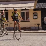 Když kolo pomáhá. Trutnov přivítal Zimovčákův charitativní peloton