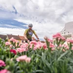 Když kolo pomáhá. Trutnov přivítal Zimovčákův charitativní peloton