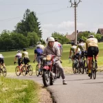 Když kolo pomáhá. Trutnov přivítal Zimovčákův charitativní peloton