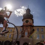 Když kolo pomáhá. Trutnov přivítal Zimovčákův charitativní peloton