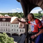 Když kolo pomáhá. Trutnov přivítal Zimovčákův charitativní peloton