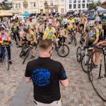 Když kolo pomáhá. Trutnov přivítal Zimovčákův charitativní peloton
