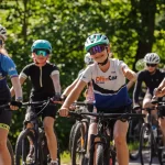 Když kolo pomáhá. Trutnov přivítal Zimovčákův charitativní peloton
