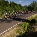 Když kolo pomáhá. Trutnov přivítal Zimovčákův charitativní peloton