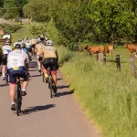 Když kolo pomáhá. Trutnov přivítal Zimovčákův charitativní peloton