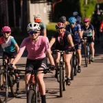 Když kolo pomáhá. Trutnov přivítal Zimovčákův charitativní peloton