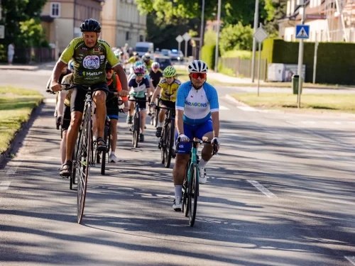 Když kolo pomáhá. Trutnov přivítal Zimovčákův charitativní peloton