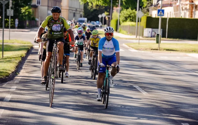Když kolo pomáhá. Trutnov přivítal Zimovčákův charitativní peloton