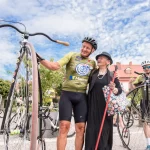 Když kolo pomáhá. Trutnov přivítal Zimovčákův charitativní peloton
