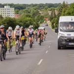 Když kolo pomáhá. Trutnov přivítal Zimovčákův charitativní peloton