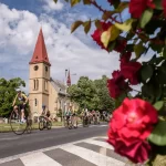 Když kolo pomáhá. Trutnov přivítal Zimovčákův charitativní peloton