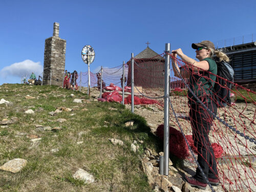 Sněžka za sítí. Turisté dostali před sezonou jasné hranice
