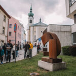 Ocelová díla sochařky Ivy Mrázkové se vznášejí v prostoru města Trutnova