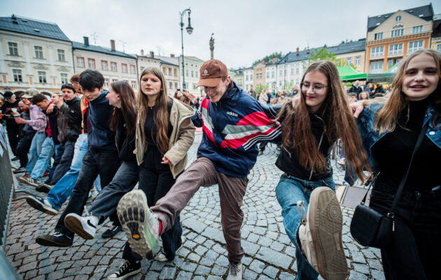 FOTO: Trutnovský Majáles s pestrým průvodem i kapelou Poletíme?
