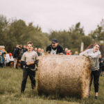 FOTO: V Žacléři se kutálely balíky sena, vyhráli Kloboučníci