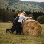 FOTO: V Žacléři se kutálely balíky sena, vyhráli Kloboučníci