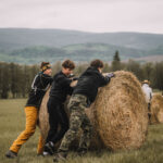 FOTO: V Žacléři se kutálely balíky sena, vyhráli Kloboučníci
