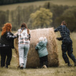 FOTO: V Žacléři se kutálely balíky sena, vyhráli Kloboučníci